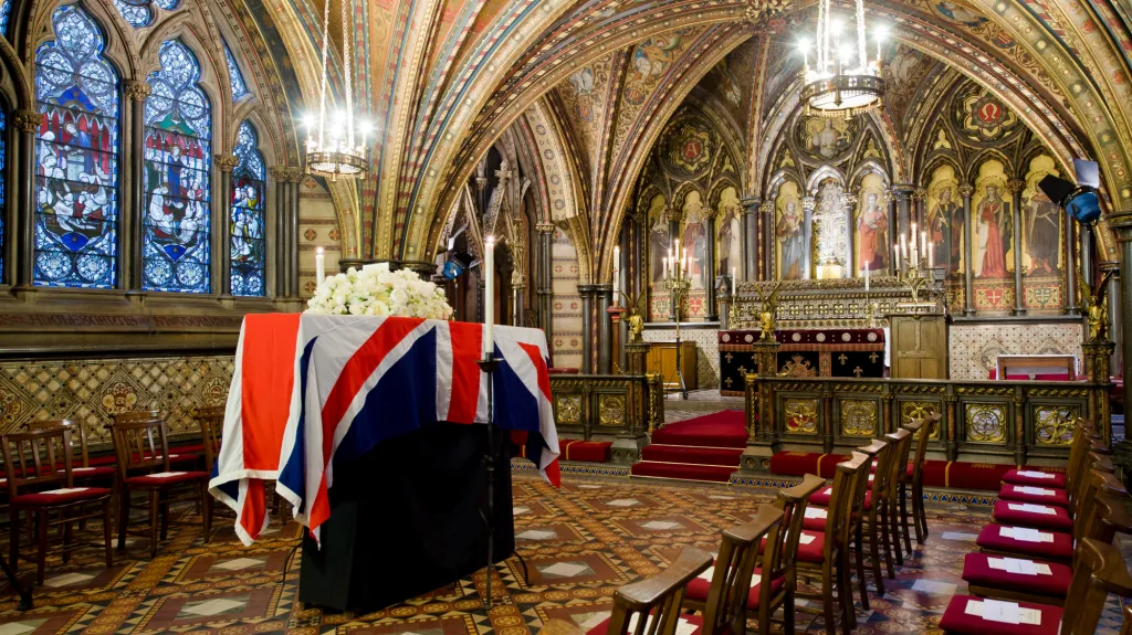 Rakev s ostatky Thatcherové ve Westminsteru