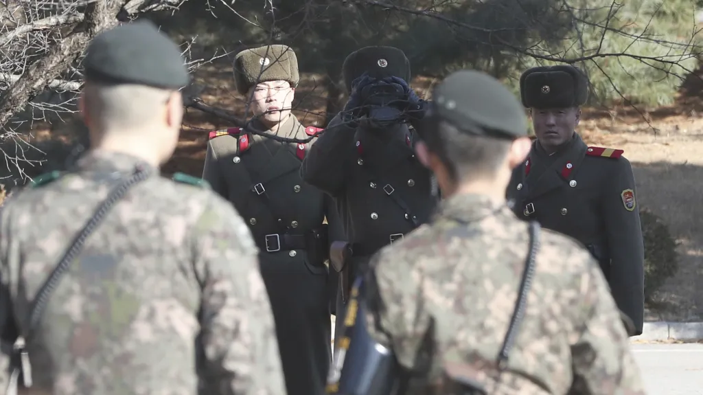 Dva jihokorejští a tři severokorejští vojáci na korejské hranici
