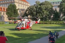 Stavba plovoucího heliportu má zpoždění, záchranářské vrtulníky dál přistávají v sadech v centru Prahy