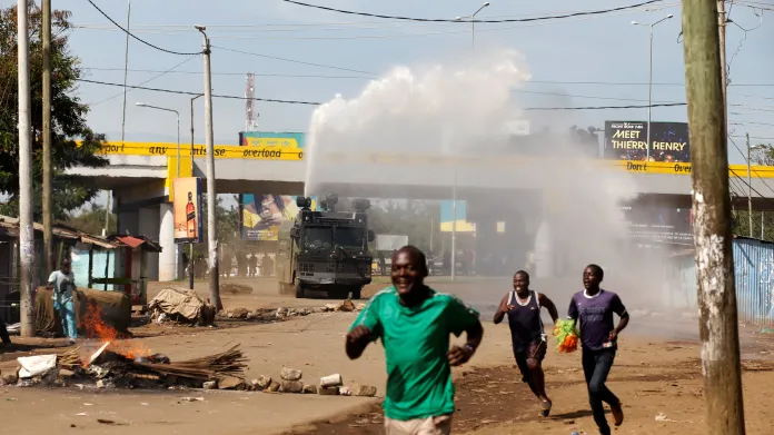 Rozehnaný dav ve městě Kisumu