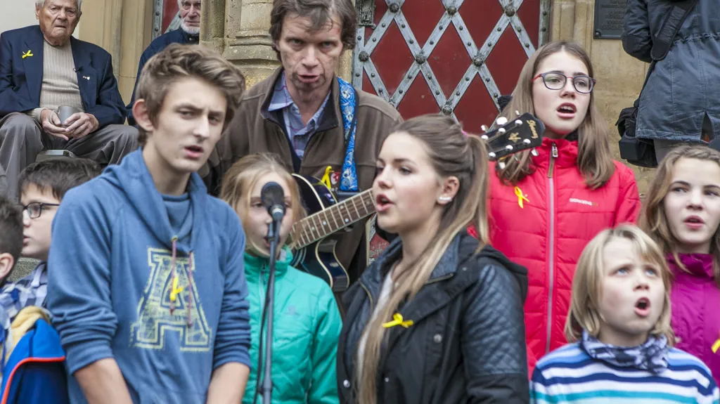 Setkání Jiřího Bradyho se studenty Terezínské štafety