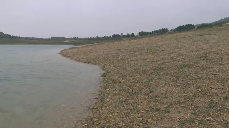 Přehrada u města Sacedón