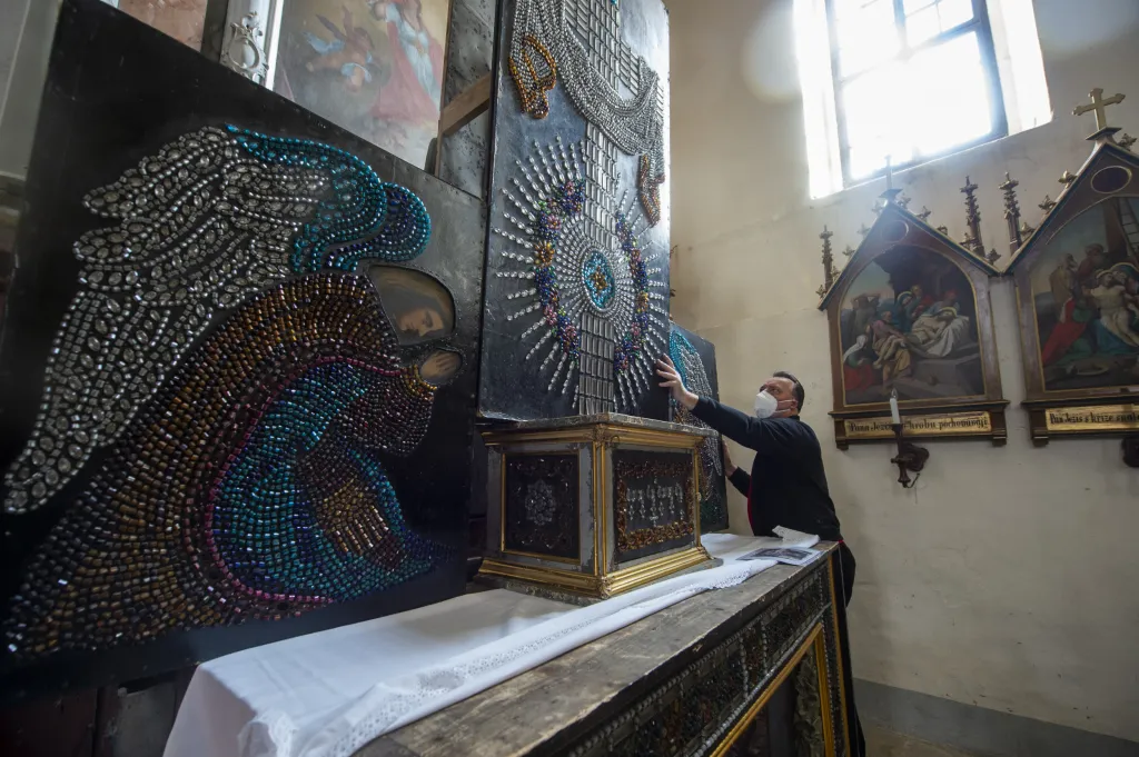 „Pekly se celou zimu, byly uložené v truhlách, aby změkly. Prodávaly se na Černou neděli, při postní pouti,“ řekl historik. Pouť v Doudlebech obnovili asi před deseti lety