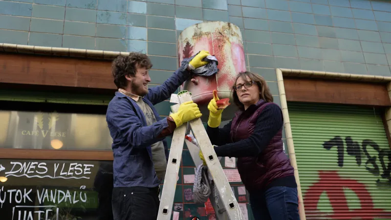 Café V lese pomáhala čistit i primátorka Adriana Krnáčová