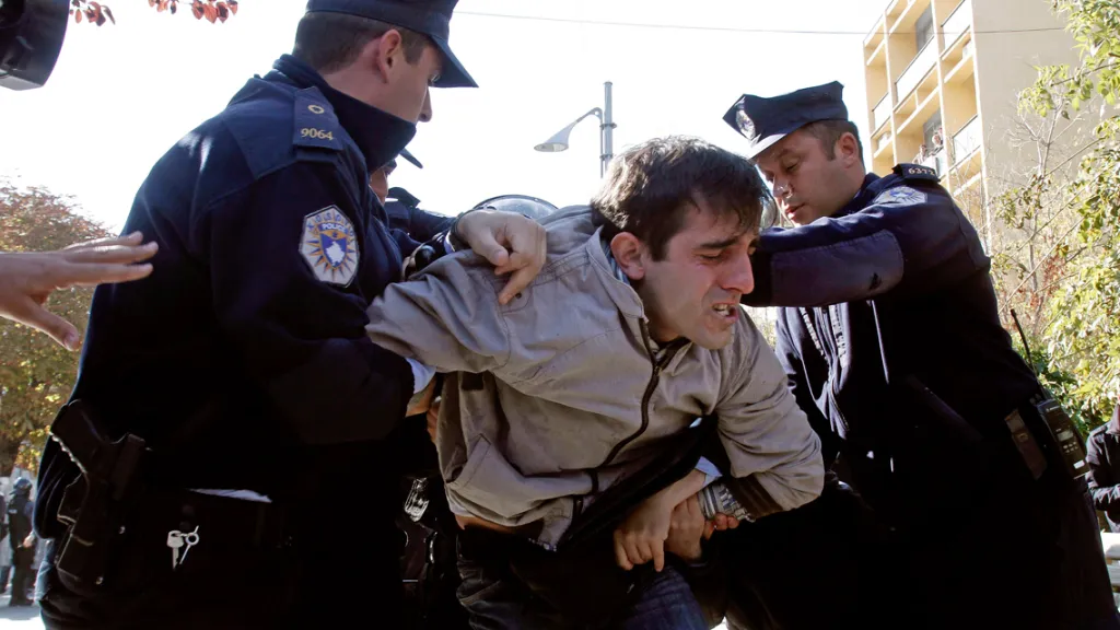 Kosovská policie zasahuje proti demonstrantům