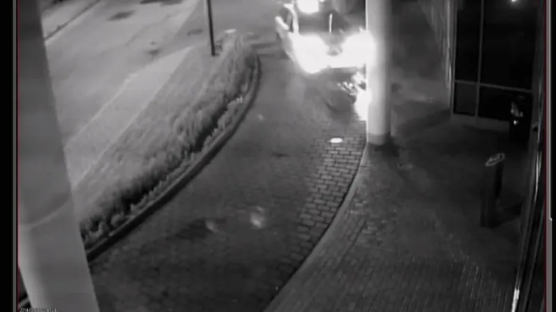 Policisté zastavili motorkáře nárazem zezadu do jeho stroje