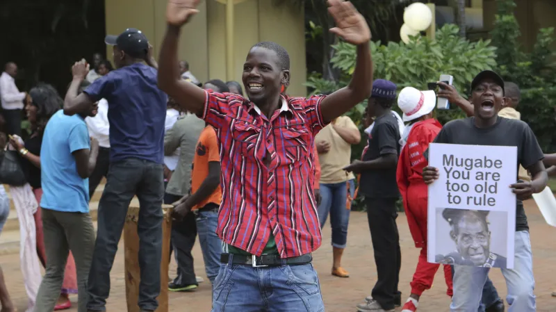 Oslavy Mugabeho rezignace