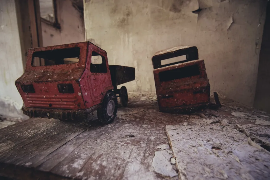 Ve veřejných budovách zůstalo vybavení jako jsou například dětské hračky