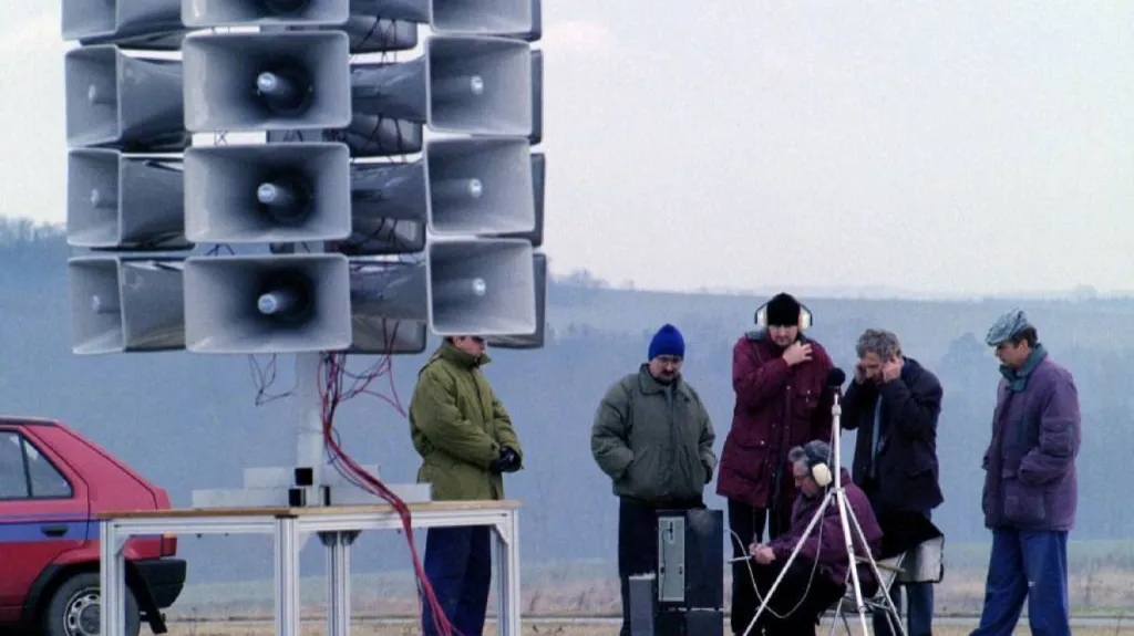 Akustický test první „mluvící“ sirény vyrobené v Čechách na záložním letišti v Tchořovicích u Blatné v lednu 1998.