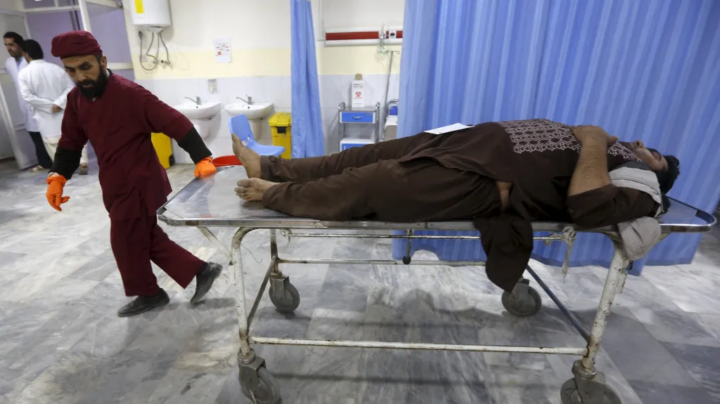 Jeden ze zraněných po sebevražedném útoku v Kábulu