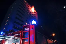 V noci hořel byt v Praze 4 a ubytovna v Praze 10, desítky lidí se musely evakuovat