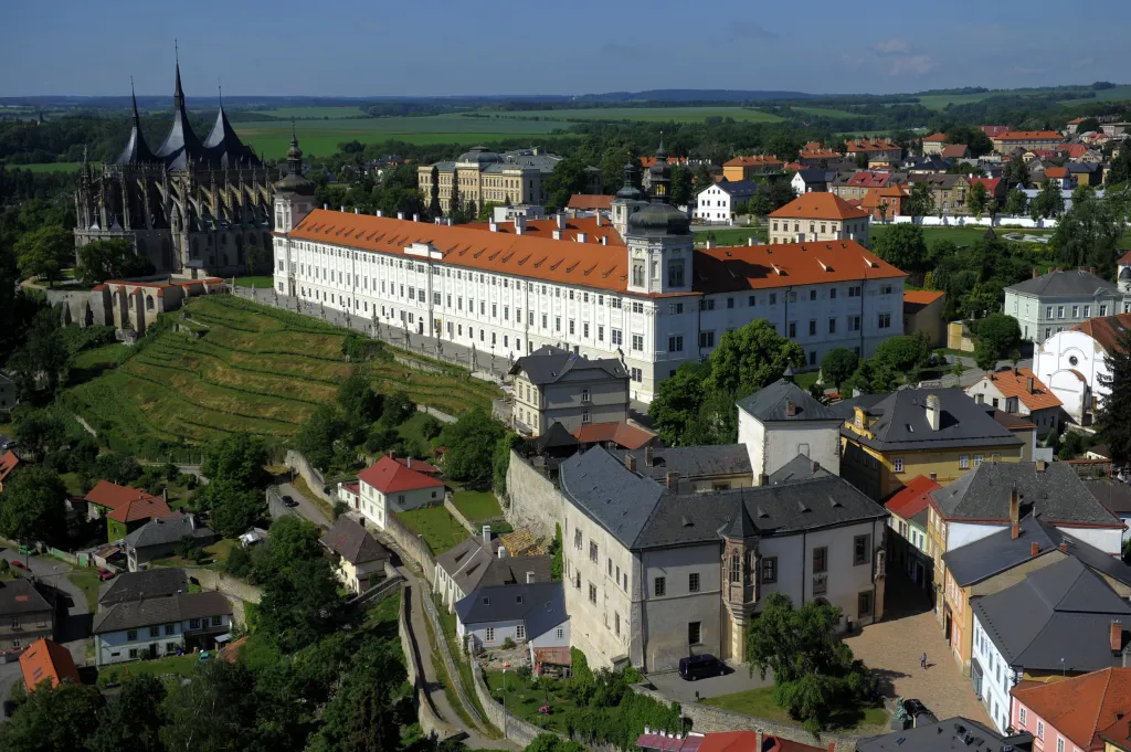 Předmětem zápisu na prestižní seznam je v Kutné Hoře celé historické centrum včetně gotického chrámu svaté Barbory a také katedrála Nanebevzetí Panny Marie v nedalekém Sedlci, která je dnes součástí města. Právě sedlecký katedrální chrám je nejstarší kutnohorskou památkou UNESCO. Na snímku je výhled z kostela svatého Jakuba na Chrám svaté Barbory a Jezuitskou kolej