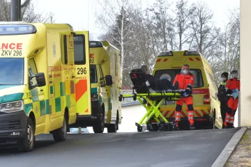 Z přetížených nemocnic v Chebu a Sokolově převážejí sanitky nemocné s covidem