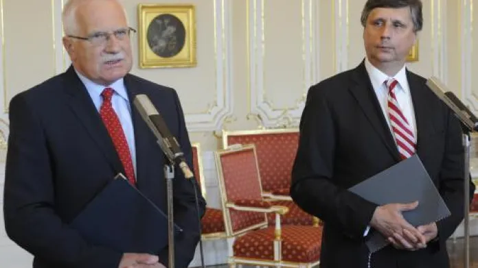 Prezident Václav Klaus (vlevo) převzal  z rukou premiéra Jana Fischera demisi jeho vlády.