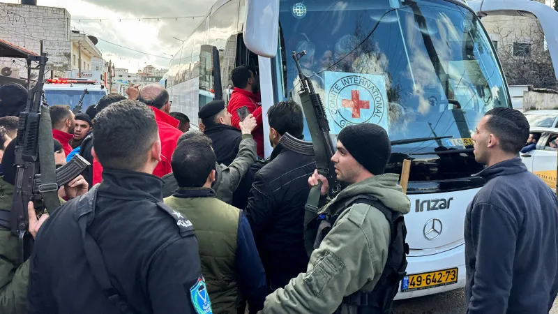 Autobusy s propuštěnými Palestinci opouští věznici na Západním břehu