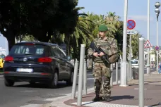 Francie prošetří bezpečnostní opatření před útokem v Nice