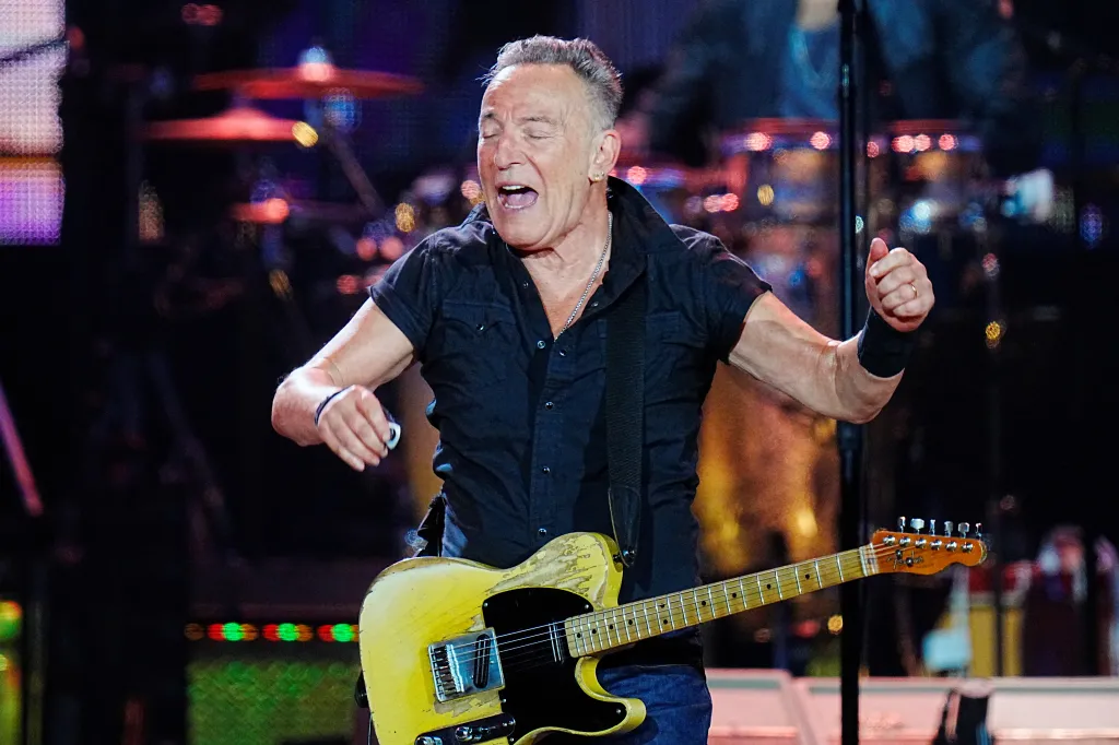 Zpěvák a kytarista Bruce Springsteen začal prý s hudbou ve třinácti letech poté, co na vlastní oči viděl vystoupení Elvise Presleyho. Dnes může být sám podobnou inspirací, třeba pro publikum pražského koncertu 15. června, kdy se představí se svou kapelou The E Street Band. Jde o náhradu za letošní vystoupení, které musel Springsteen odložit poté, co ho zradily hlasivky