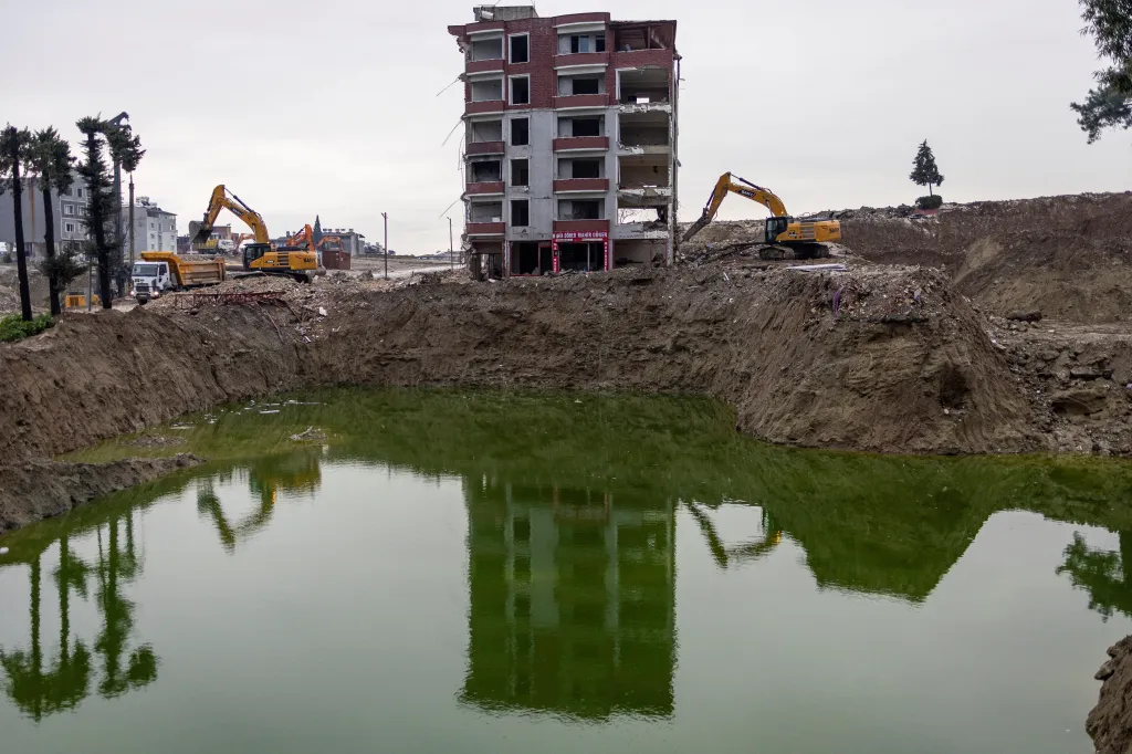 Pojištění proti zemětřesení je sice v Turecku povinné, ale ne vždy se toto pravidlo dodržuje a pojištění často pokrývá jen zlomek nákladů na rekonstrukci nebo nákup nové nemovitosti