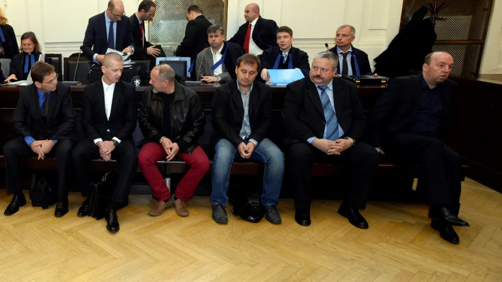 Pavel Girstl (zcela vpravo) spolu s dalšími obviněnými během soudu v kauze Promopro