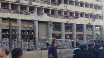 Následky výbuchu před velitelstvím káhirské policie