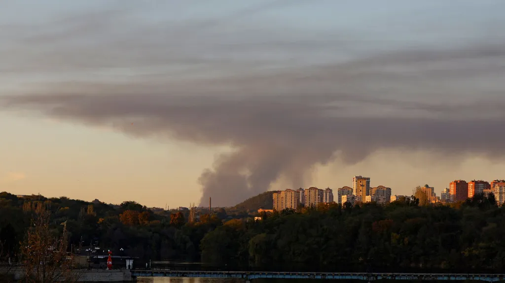 Kouř stoupající z oblasti směrem k Avdijivce, pohled z Doněcku (11. října 2023)