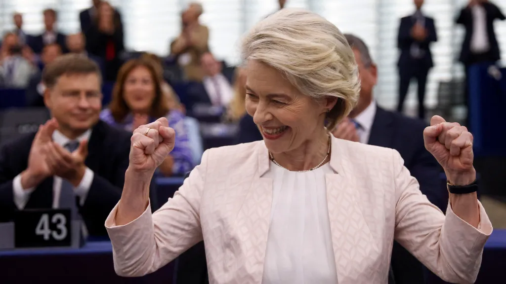 Ursula von der Leyenová slaví znovuzvolení předsedkyní Evropské komise