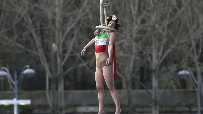 Protest hnutí Femen proti Rouháního návštěvě v Paříži
