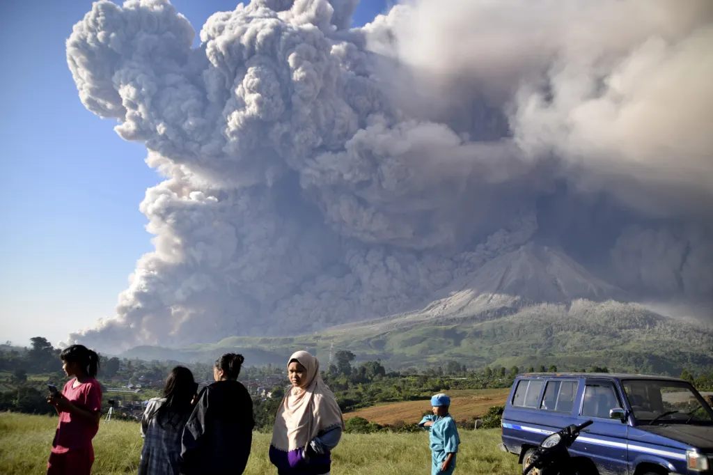 Indonéská sopka Mount Sinabung chrlí horký popel do výšky pěti kilometrů