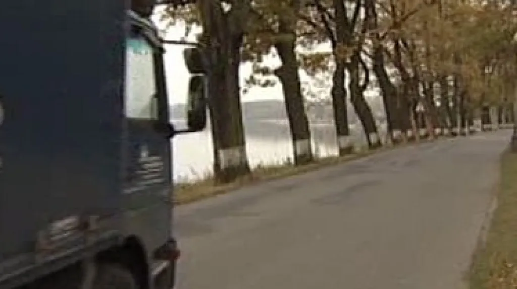 Silnice kolem rybníku Svět na Třeboňsku