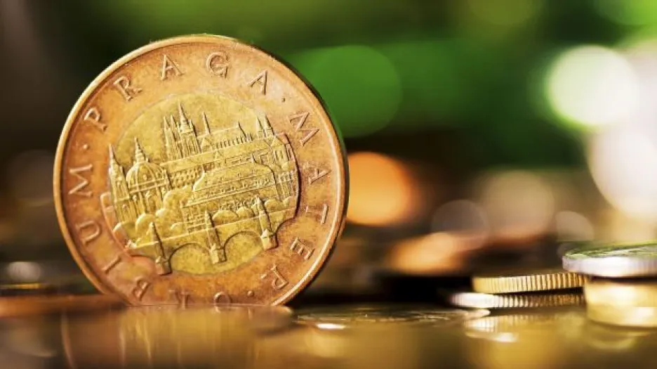 Češi platí bankám na poplatcích desítky miliard ročně