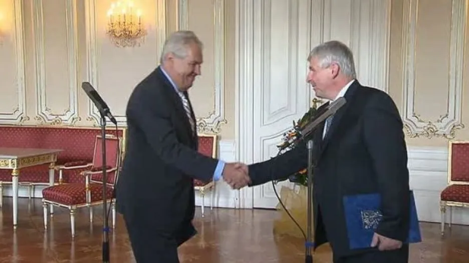 Premiér Rusnok předává demisi vlády prezidentu Zemanovi