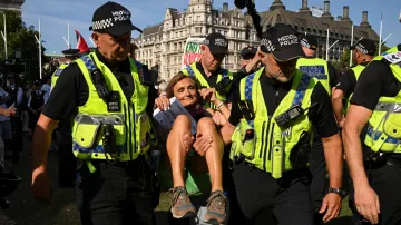 Police zadržuje účastníky protestu na podporu Palestine Action