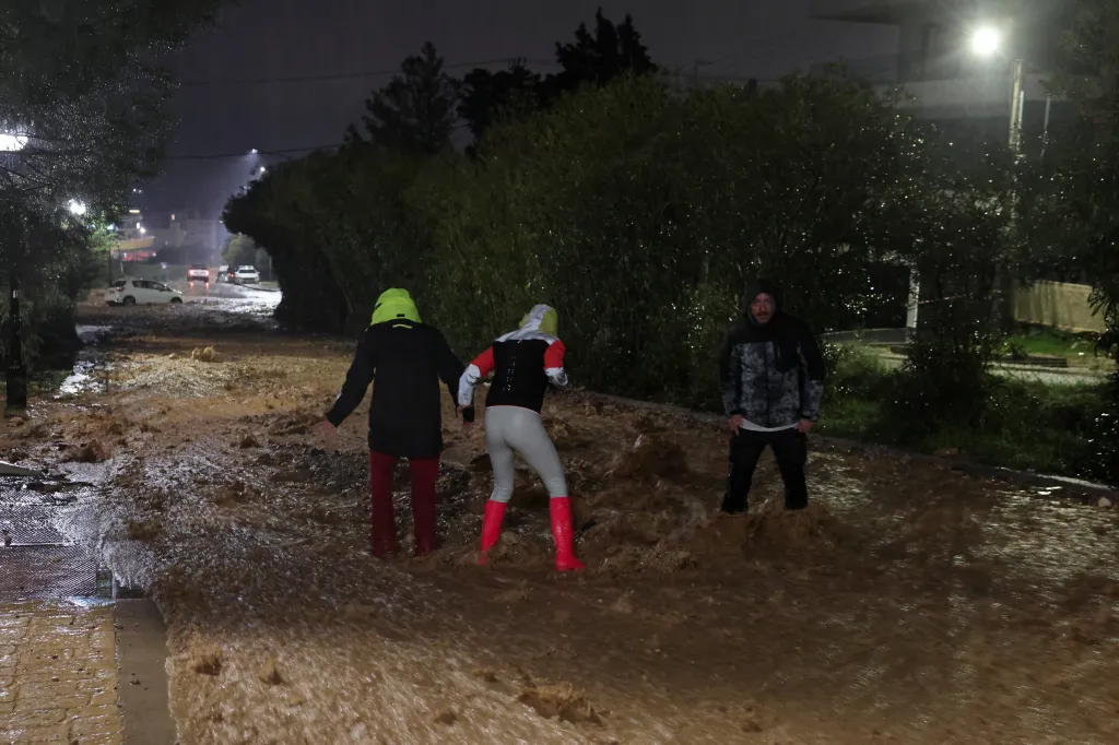 Následky bouře v Athénách