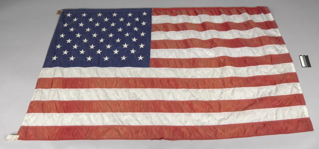 Tato vlajka je replikou té, kterou na Měsíci položili kosmonauti z mise Apollo 11. Vlajka byla vyrobena z nylonu a tyč měla speciální lehkou konstrukci, kterou bylo nutné využít kvůli nepřítomnosti atmosféry a větru na Měsíci