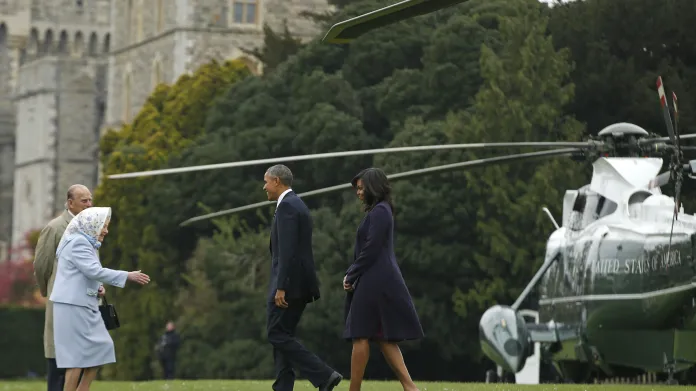 Královna osobně uvítala Obamu po příletu do Windsoru