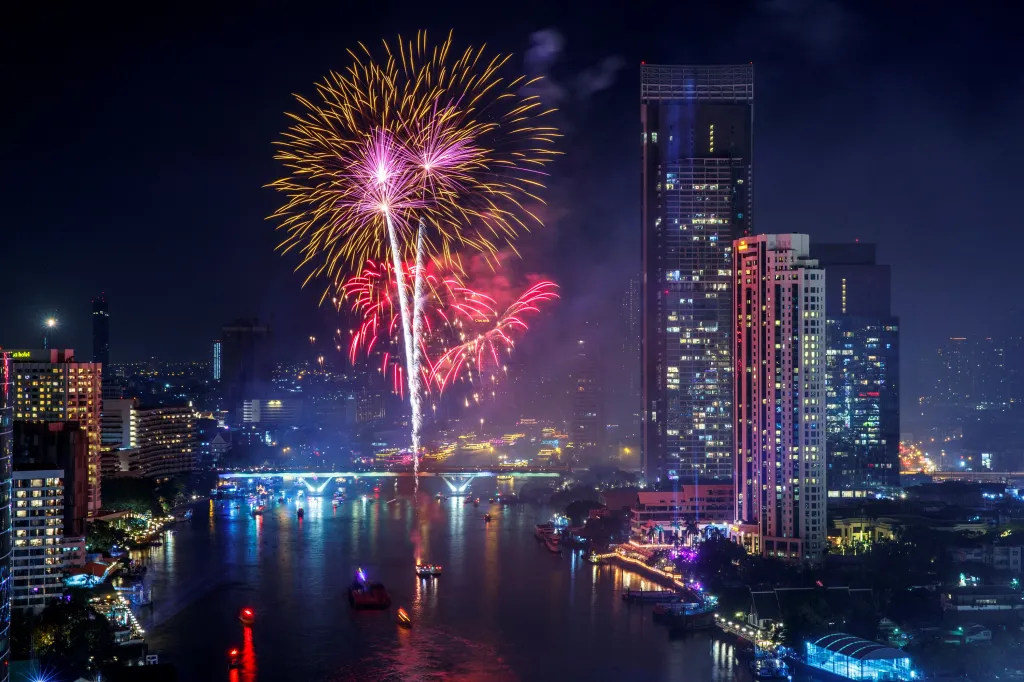 Svět vítá rok 2022. Půlnoc za sebou má Austrálie, Asie i Evropa, na snímku je Bangkok