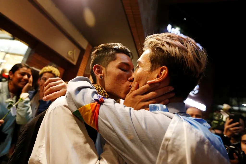 Esteban Miranda a jeho partner se líbají před nákupním centrem v Bogotě během protestu proti kolumbijské homofobii (17. dubna 2019)