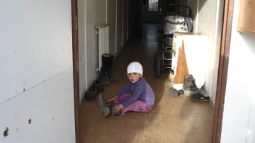 Romské dítě před ubytovnou pro sociálně vyloučené