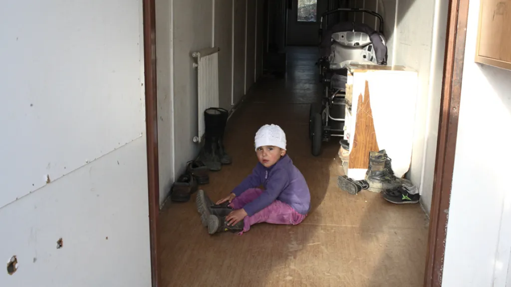 Romské dítě před ubytovnou pro sociálně vyloučené
