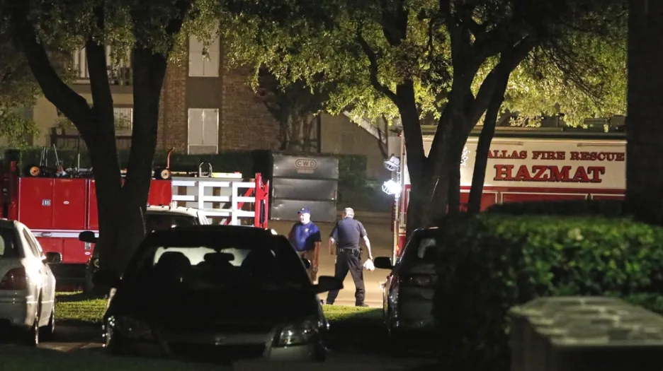 Dallaské jednotky na místě, kde bydlí další nakažená zdravotnice
