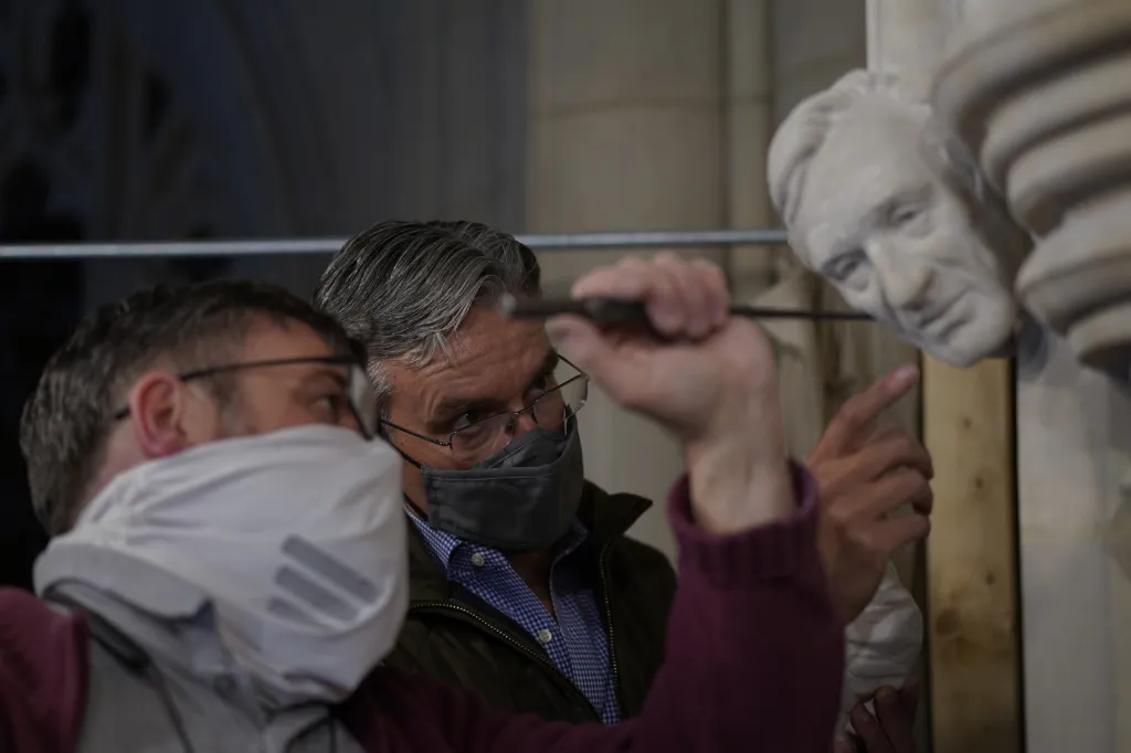 Sochař Chas Fagan dokončuje plastiku „posla míru“ Elieho Wiesela ve Washingtonské národní katedrále v USA