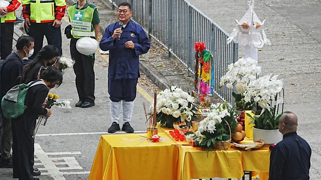 Rodinní příslušníci vzdávají hold obětem smrtelného požáru