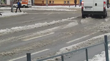 Sníh zůstává i na hlavních silnicích