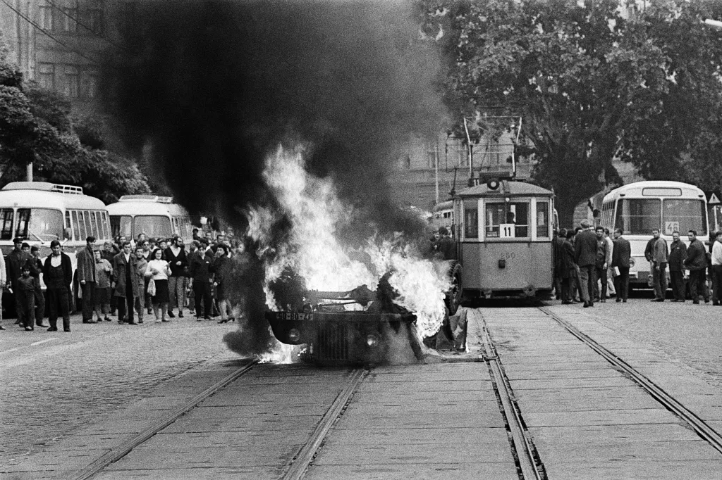 Jedinou skutečnou vojenskou operací celého paktu pod vedením Sovětského svazu byla invaze spojeneckých vojsk (kromě Rumunska) do Československa 21. srpna 1968. Na snímku je zapálené vojenské vozidlo v centru Brna