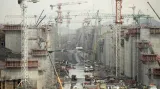 Na jednom z největších stavebních projektů posledních let pracovalo 30.000 lidí. Bylo použito 4,4 milionu metrů krychlových betonu a stavělo se devět let. Na snímku stavba na předměstí Panama City v srpnu 2014, kdy Panamský průplav slavil sto let.