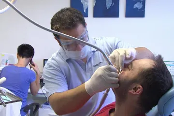 Lidem se už daří sehnat zubaře. Pomohly bonusy, říká pojišťovna