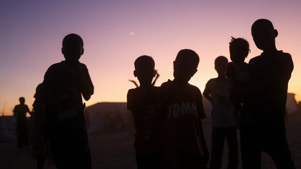 Súdánské děti v tranzitním táboře v Čadu pro uprchlíky před konfliktem mezi Jednotkami rychlé podpory (RSF) a súdánskou armádou