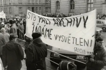 Před 30 lety dostali estébáci „domácí vězení“. Ministr vydal rozkaz ke zrušení tajné policie