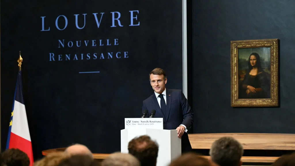 Emmanuel Macron při projevu v Louvru