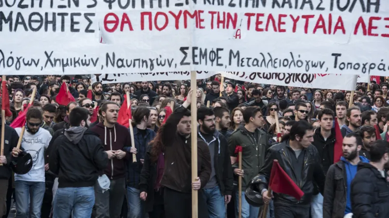 Protesty v Řecku u příležitosti sedmého výročí policejní střelby, jejíž obětí se stal neozbrojený patnáctiletý mladík